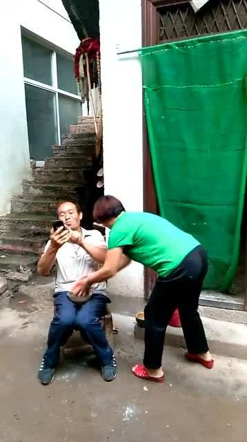 吃瓜边吃边哭的视频,吃瓜边哭的感人瞬间