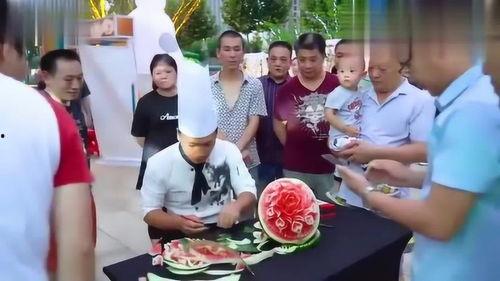 街头摆摊吃瓜视频,一睹摆摊吃瓜的欢乐时光