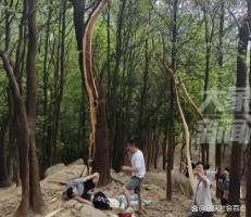 爬山吃瓜女生,瓜果飘香，女生们的欢乐时光