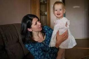 小女娃吃瓜,小女娃的甜蜜瓜趣时光