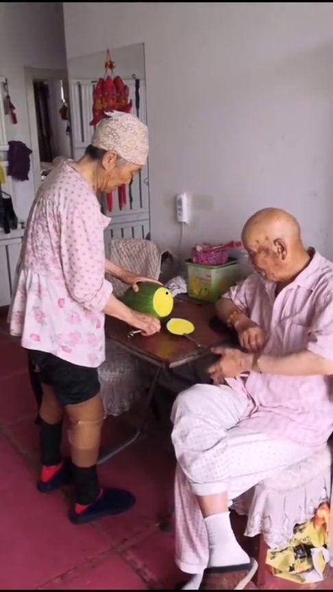 播放奶奶吃瓜视频